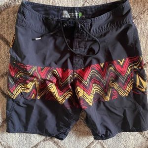VOLCOM BOYS BOARDSHORTS SIZE 28